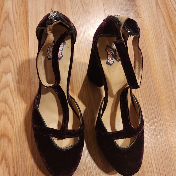 Zendaya x Tommy Hilfiger Velvet heels - Picture 2 of 3